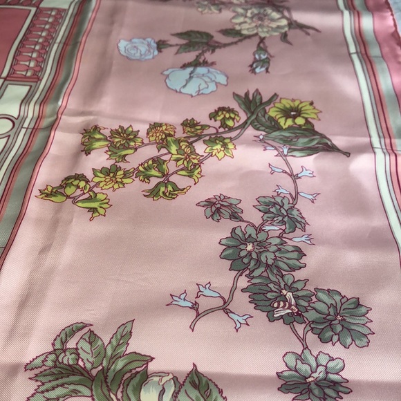 ✨Hermès “Quai Aux Fluers” silk scarf✨ - Picture 5 of 16